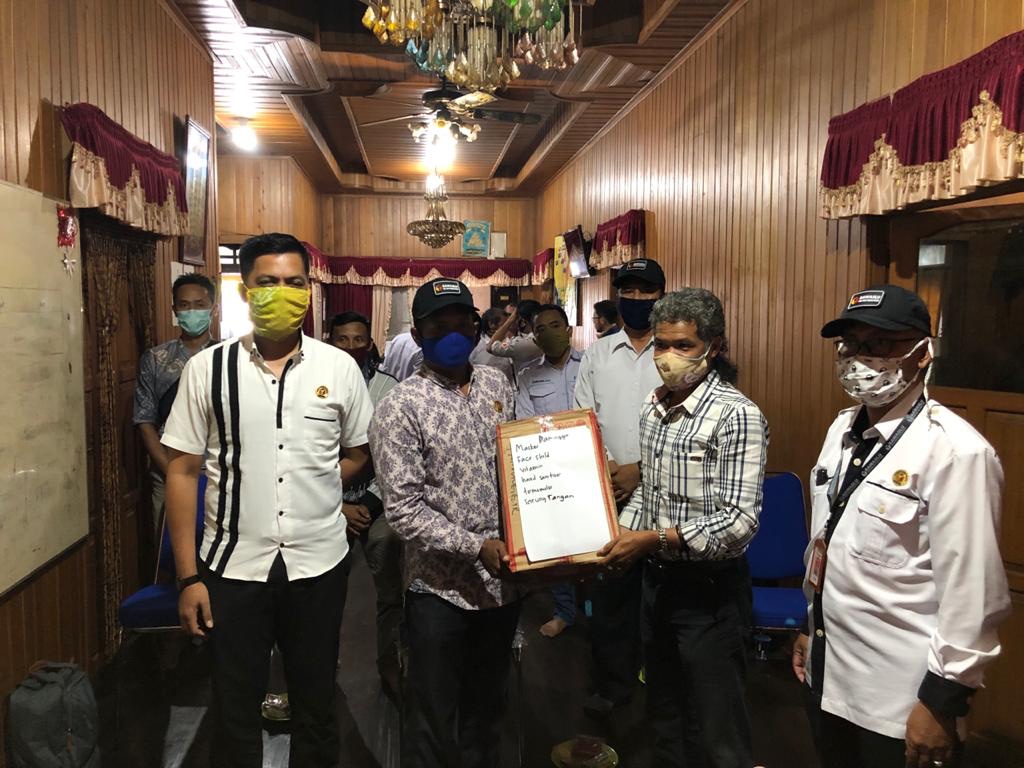 “Bawaslu HSU Serahkan APD Kepada Pengawas Kecamatan, Kelurahan/desa”