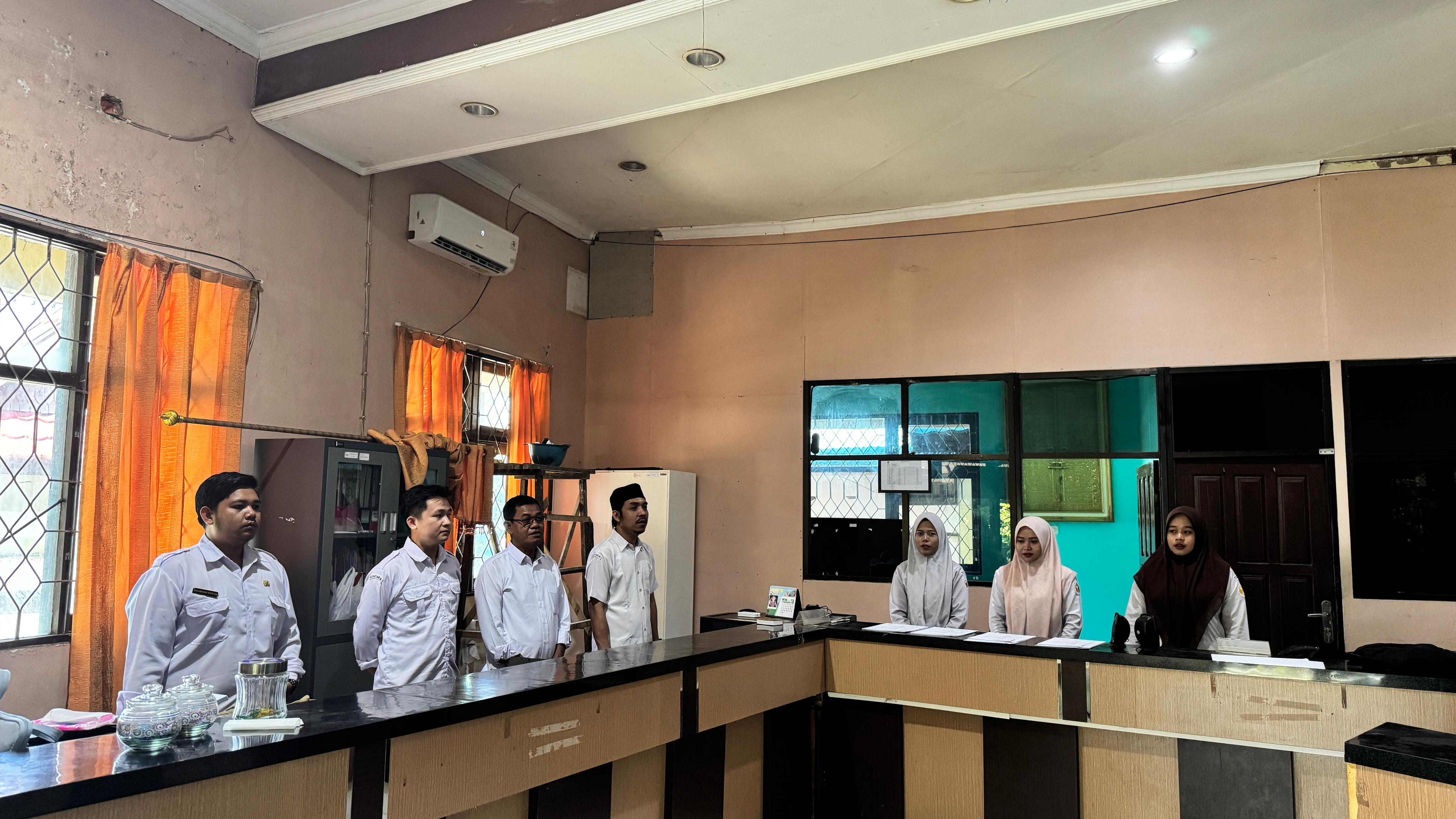 Menyanyikan Lagu Mars Bawaslu