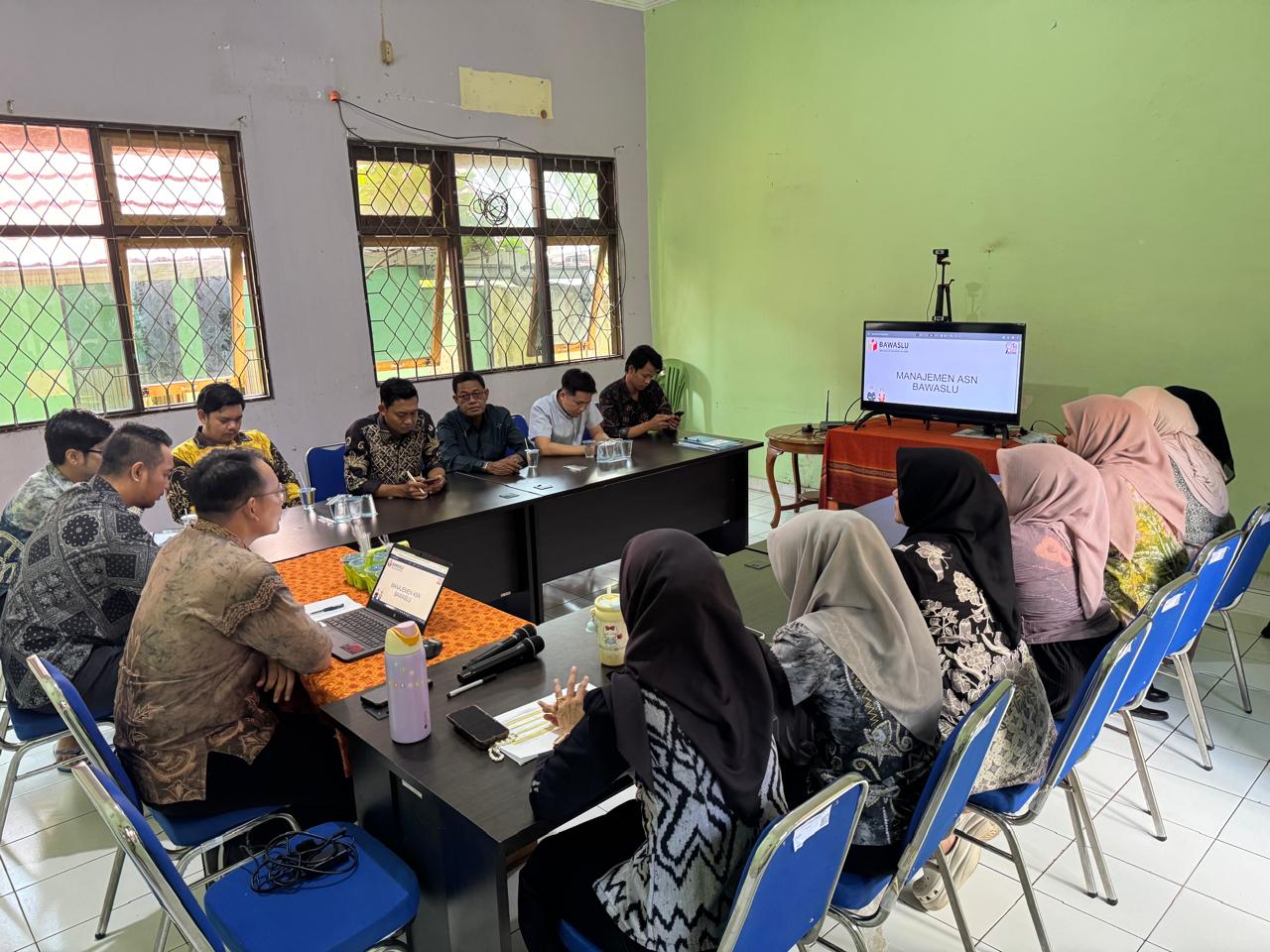 Rapat Mingguan Sekretariat Bawaslu HSU