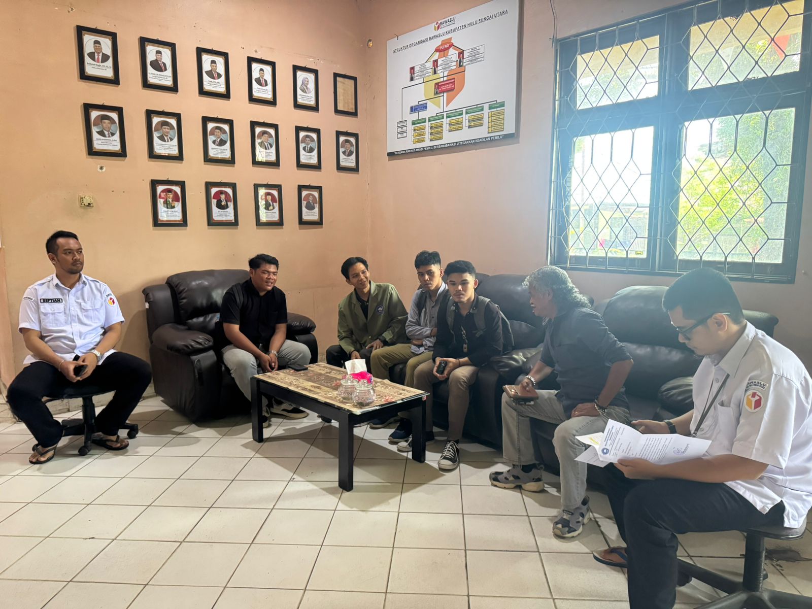 Mahasiswa STIA Amuntai Serahkan Surat Pemberitahuan Magang di Bawaslu HSU