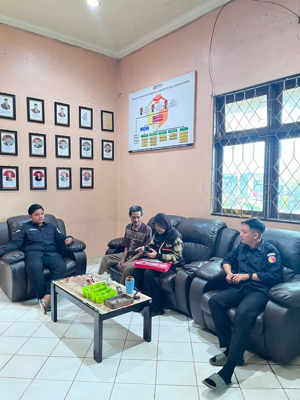 BPS Hulu Sungai Utara Lakukan Verifikasi Data Kantor Bawaslu HSU dalam Rangka Pemutakhiran Data Sensus Ekonomi
