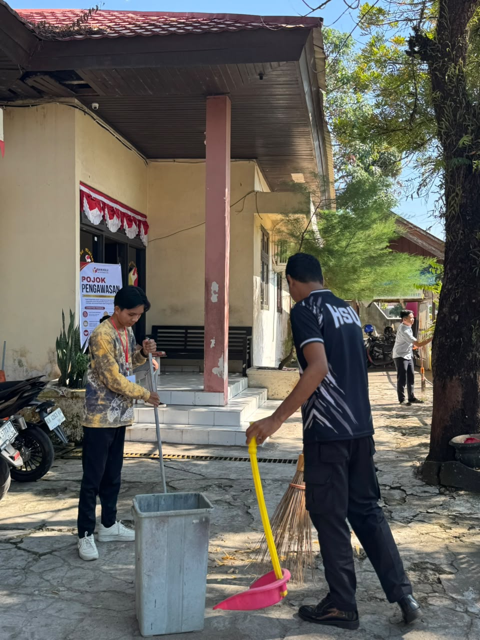 Tak Sekadar Bersih-Bersih, Jumat Sehati dan Jumpa Berlian Perkuat Budaya Gotong Royong di Bawaslu HSU