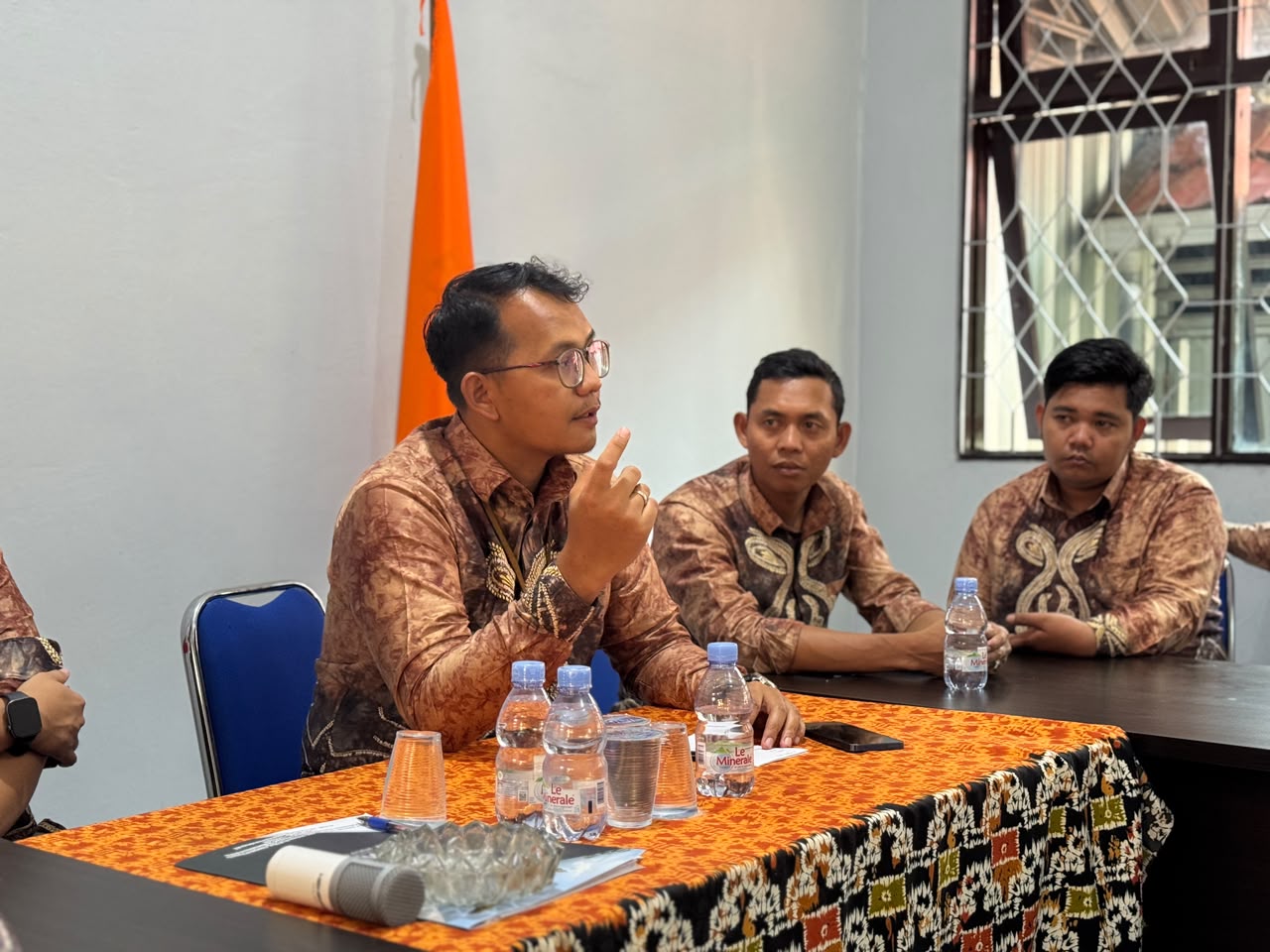 Sekretariat Bawaslu HSU Gelar Rapat Rutin, Bahas Kesiapan Bawaslu Membelajarkan dan HUT ke-81 RI