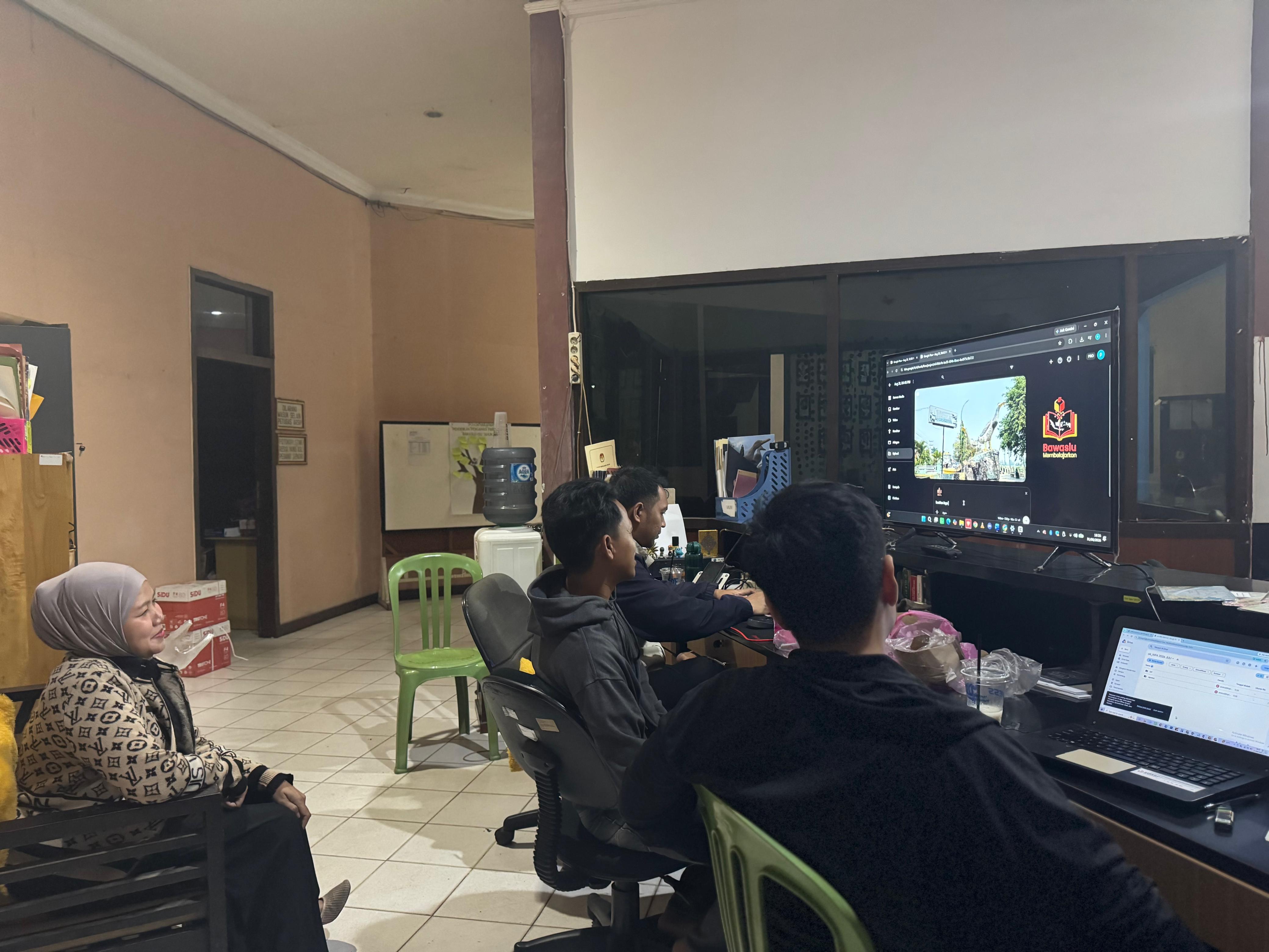 Tim Humas Bawaslu HSU lakukan Finishing Video Bawaslu Membelajarkan Volume 2 