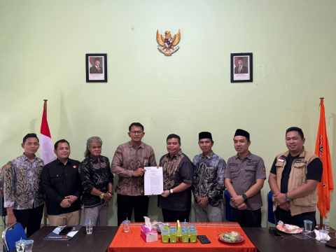 Serah Terima SK Koordinator Sekretariat Bawaslu HSU yang baru