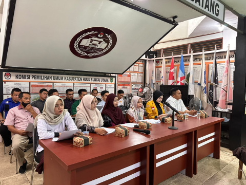 Bawaslu HSU Hadiri Kegiatan Forum Komunikasi Publik (FKP) Penyusunan Standar Verifikasi dan Pemutakhiran Data Parpol Tingkat KPU HSU