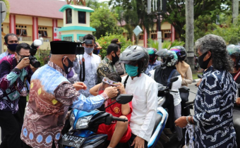 Ketua Bawaslu HSU Hadiri Deklarasi Pemilihan Damai Serta Bagikan Masker Kepada Masyarakat