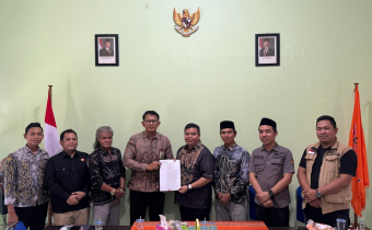 Serah Terima SK Koordinator Sekretariat Bawaslu HSU yang baru