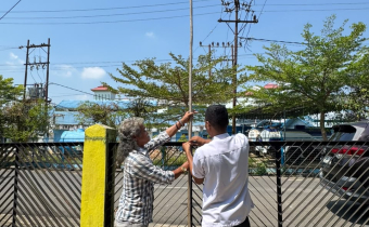 Semarak Kemerdekaan, Bawaslu HSU Pasang Atribut Merah Putih di Lingkungan Kantor