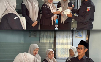 Ketua Bawaslu HSU bagikan Masker kepada Jajaran Staf Sekretariat Bawaslu HSU